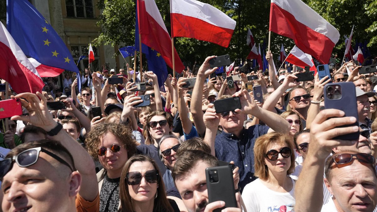 ARQUIVO - Uma marcha anti-governamental liderada pelo líder do partido centrista da oposição, Donald Tusk, em Varsóvia, Polónia, no domingo, 4 de junho de 2023\. 