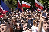 ARQUIVO - Uma marcha anti-governamental liderada pelo líder do partido centrista da oposição, Donald Tusk, em Varsóvia, Polónia, no domingo, 4 de junho de 2023\.