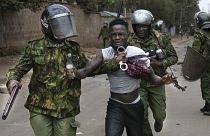 الشرطة الكينينة تلقي القبض على متظاهر