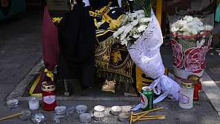 Κεριά και λουλούδια για τον νεκρό φίλο της ΑΕΚ