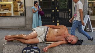 Мужчина отдыхает во время жаркого и солнечного летнего дня в Мадриде, Испания, 19 июля 2023 года.
