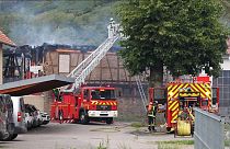 Les pompiers tentent d'éteindre l'incendie mortel qui a ravagé un gîte à Wintzenheim (Haut-Rhin), le 9 août 2023