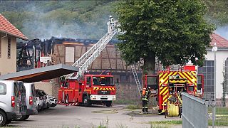 Les pompiers tentent d'éteindre l'incendie mortel qui a ravagé un gîte à Wintzenheim (Haut-Rhin), le 9 août 2023