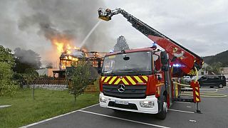 Los bomberos apagando las llamas del albergue para donde se alojaban discapacitados