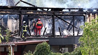 Bombeiros inspecionam local do incêndio, em Wintzenheim, França