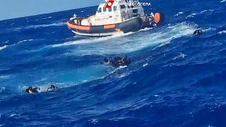 Esta fotografía tomada el 5 de agosto de 2023 por la Guardia Costera italiana (Guardia Costeria) muestra una operación de rescate al sur de Lampedusa