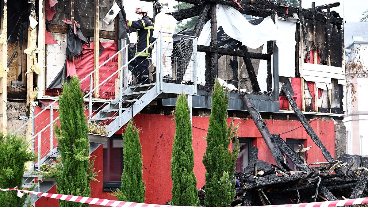 رجال الإطفاء أثناء إخماد حريق اندلع في مبنى شرقي فرنسا