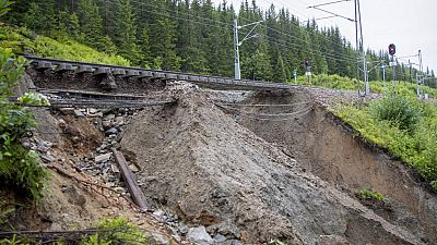 I danni provocati dalla tempesta ad una linea ferroviaria in Norvegia