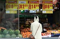 مواطن يشتري الفاكهة في بكين 
