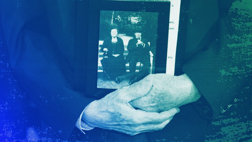 Оцелелият от Холокоста Питър Щайн държи снимка на своите баба