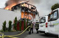 آتش نشانان در تلاش برای مهار آتش در خانه تفریحی در شهر وینتزنهایم، در شمال شرقی فرانسه
