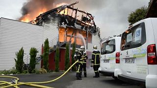 آتش نشانان در تلاش برای مهار آتش در خانه تفریحی در شهر وینتزنهایم، در شمال شرقی فرانسه