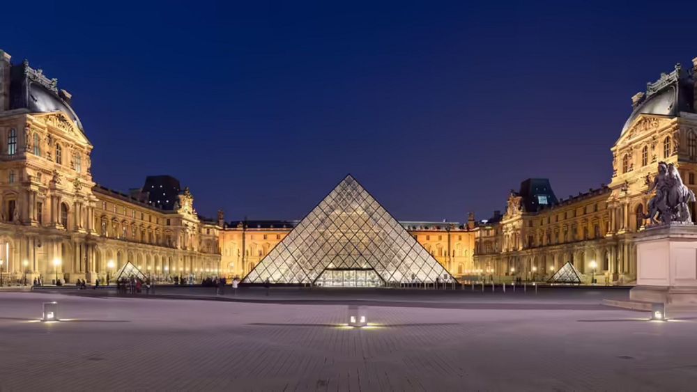 Преглед на културата: Прочутата пирамида на Лувъра символ ли е на окултното?