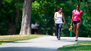 ABD'de yürüyüş yapan iki kadın