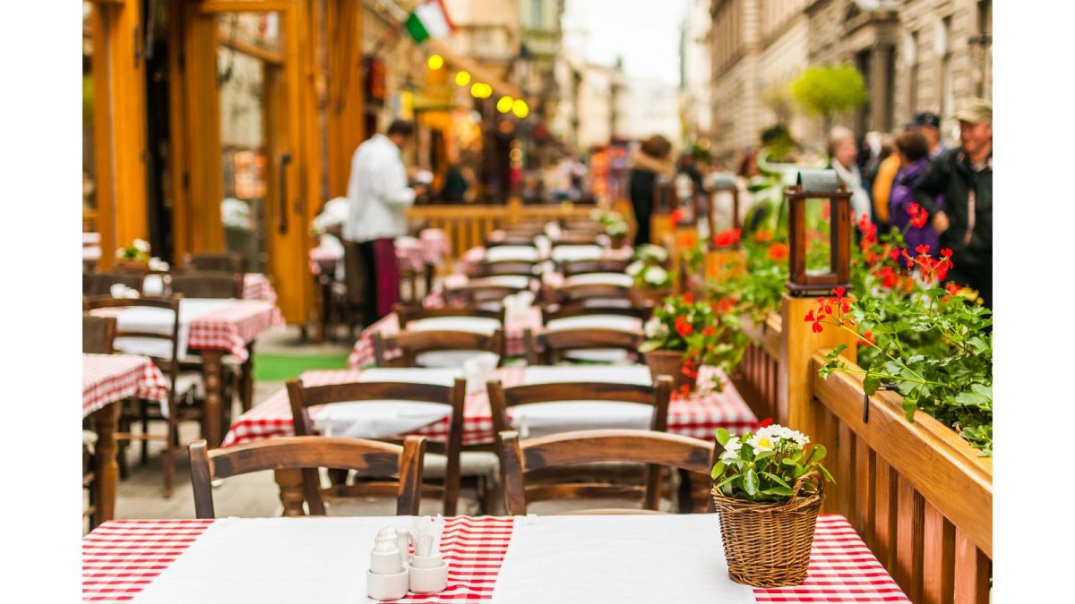 Barselona'daki lokantaların tek müşterileri geri çevirmesi özellikle yerli turistlerin tepkisini çekiyor.