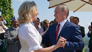El presidente ruso, Vladímir Putin, baila con la ministra austriaca de Asuntos Exteriores, Karin Kneissl, en su boda con el empresario Wolfgang Meilinger en Gamlitz, Austria. 18 de agosto de 2018