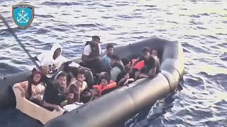 مجتزأ من فيديو عملية الإنقاذ الذي نشره خفر السواحل اليوناني 