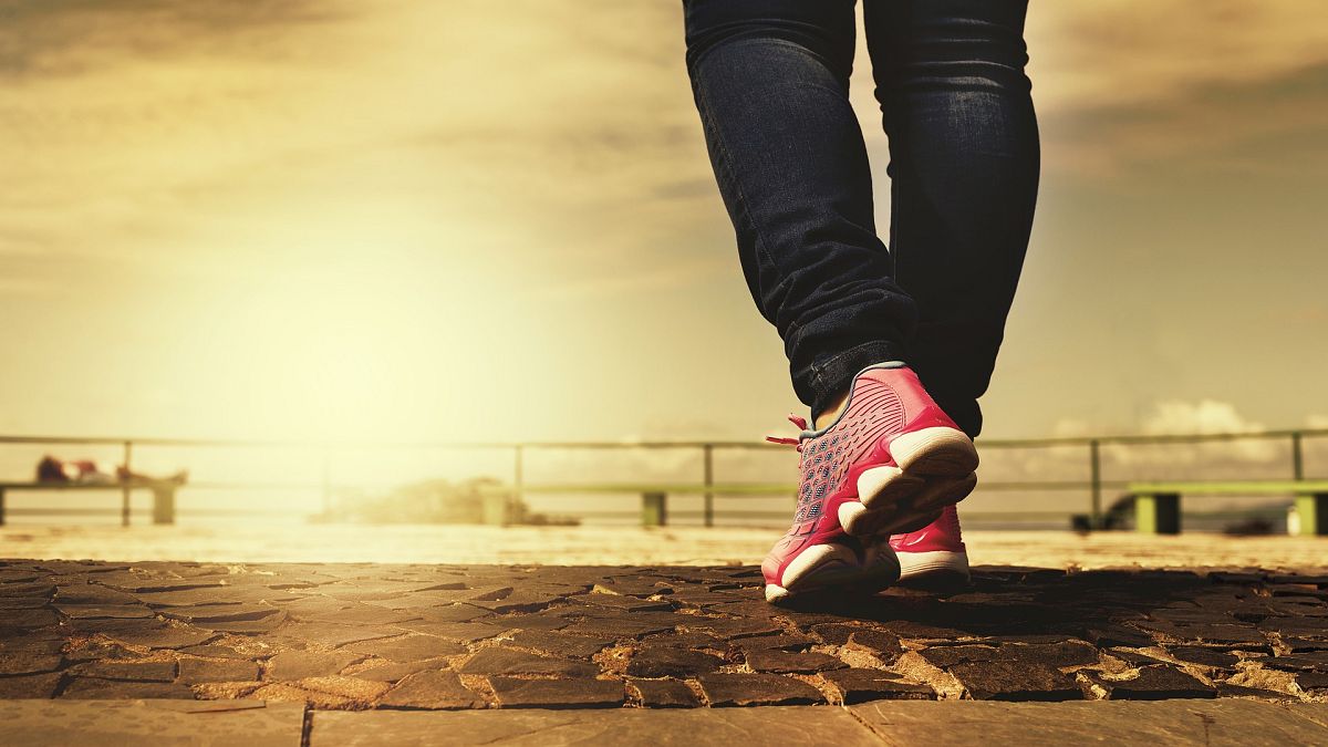 مثلاً 4000 خطوة يومياً تساهم في تقليل مخاطر الوفيات بشكل عام بغض النظر عن الأسباب. أما المشي أقل من 2250 خطوة يومياً فيقلل من خطر الوفاة بأمراض القلب والأوعية الدموية.