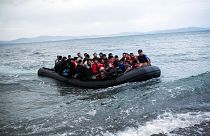 قارب مكتظ بالمهاجرين في بحر إيجه قبالة السواحل اليونانية. 