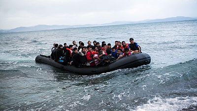 قارب مكتظ بالمهاجرين في بحر إيجه قبالة السواحل اليونانية.