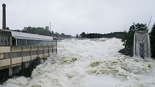 El río Storelva fluye a través del centro Hoenefoss en Noruega, 9 de agosto de 2023. Fuertes inundaciones por causa del temporal Hans.
