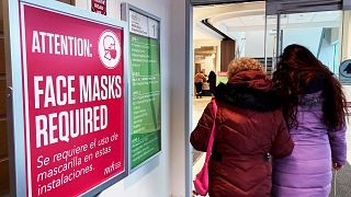 تابلویی که نیاز به ماسک صورت را اعلام می‌کند، بیمارستانی در ایالت ایلینوی، پذیرش بیماران مبتلا به کووید از اوایل ژوئیه ۲۰۲۳ در ایالات متحده رو به افزایش است
