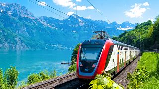 Il Ministro dei Trasporti francese ha dichiarato di voler aumentare le tasse sui voli per investire maggiormente nei viaggi in treno.