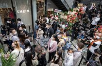 مشترون ينتظرون أمام عملاق الأزياء الصيني شيز إن في طوكيو، اليابان