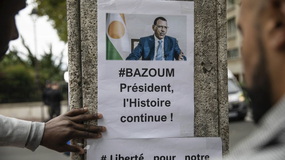 Демонстранти се събират пред посолството на Нигер в Париж в