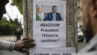 Cartaz de apoio ao Presidente Bazoum