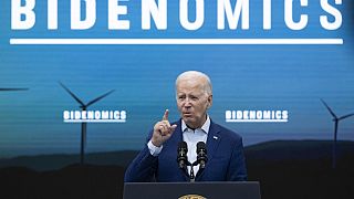 Le président américain Joe Biden explique comment "Bidenomics" aide l'énergie et la fabrication propres, à Arcosa Wind Towers à Belen, Nouveau-Mexique, le 9 août 2023.