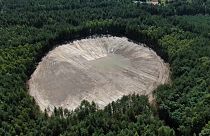 Dieses riesige Senkloch ist in der Nähe des polnischen Ortes Hutki aufgetaucht. Minenarbeiten hatten den Erdfall provoziert.