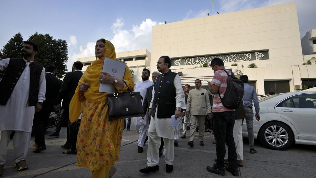 A feloszlatott pakisztáni parlament utolsó üléséről távozó képviselők