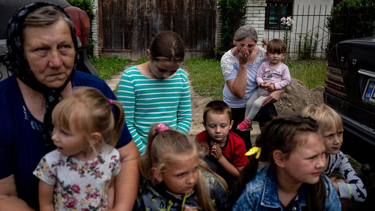 زنان و کودکان در مراسم تشییع جنازه سرباز اوکراینی که در دونباس،  اوکراین، کشه شد. شنبه، ۲۲ ژوئیه ۲۰۲۳