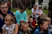 زنان و کودکان در مراسم تشییع جنازه سرباز اوکراینی که در دونباس،  اوکراین، کشه شد. شنبه، ۲۲ ژوئیه ۲۰۲۳