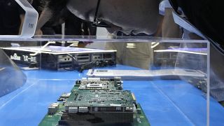  Посетител преглежда компютърен чипсет на щанда на китайския разработчик на полупроводници и чипове Kunlunxin по време на Световната AI конференция в Шанхай, сряда, 5 юли 2023 година 