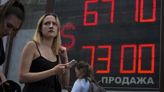الروس قلقون من تدهور الروبل وأرتفاع الأسعار والتضخم