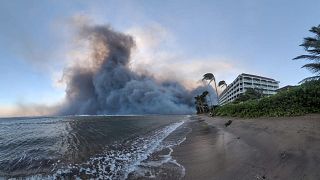 Des volutes de fumée s'élèvent près de Lahaina alors que des feux de forêt poussés par des vents violents détruisent une grande partie de la ville historique de Lahaina, Hawaï, États-Unis, 9 août 2023.