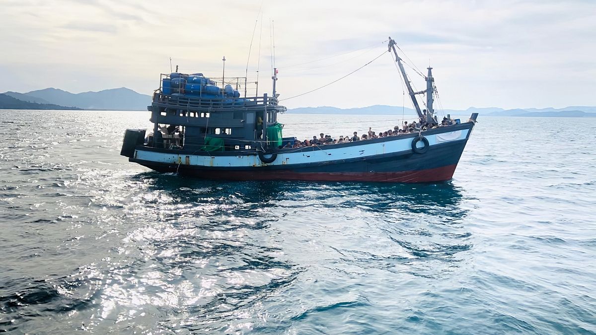زورق خشبي يحمل مهاجرين من الروهينجا في المياه الإقليمية الماليزية قبالة جزيرة لانكاوي بماليزيا. أرشيف