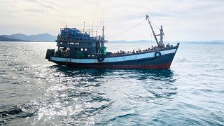 زورق خشبي يحمل مهاجرين من الروهينجا في المياه الإقليمية الماليزية قبالة جزيرة لانكاوي بماليزيا. أرشيف