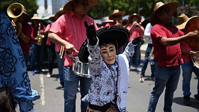 جانب من الموكب الاحتفالي بمناسبة اليوم العالمي للشعوب الأصلية في مكسيكو سيتي