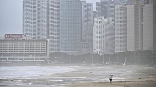 Starker Wellengang am Strand von Busan in Südkorea.