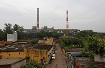 Die Schornsteine eines Kohlekraftwerks in Neu-Delhi, Indien, Juli 2017.