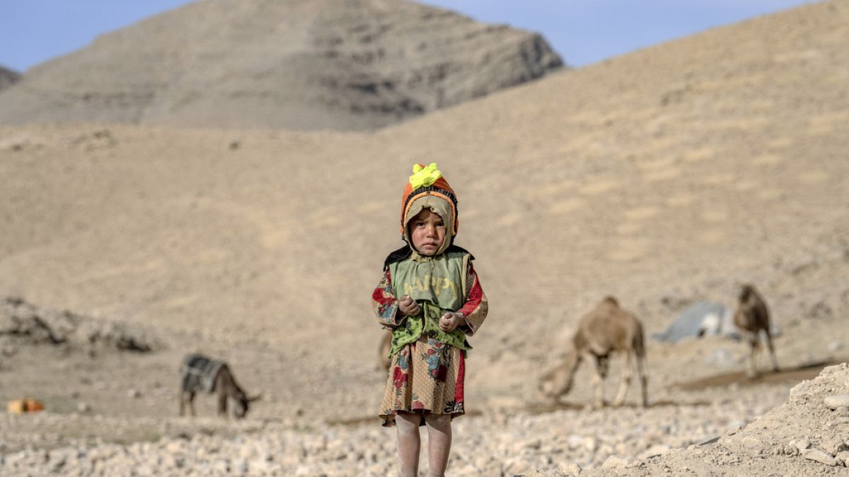 Egy kislány kietlen afgán tájon - képünk illusztráció