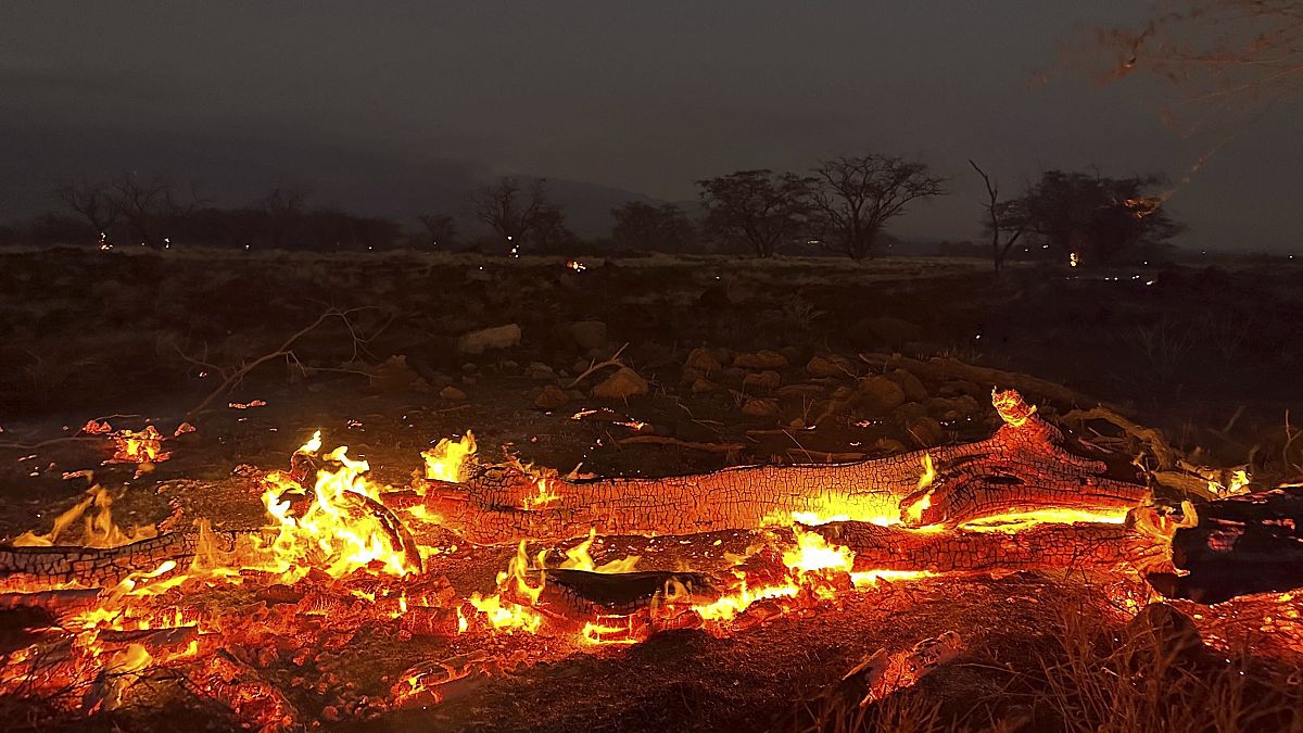 Un incendio forestal arde en Kihei, Hawái, a última hora del miércoles 9 de agosto de 2023.