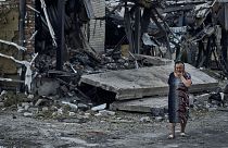 یک زن در صحنه یک ساختمان آسیب دیده پس از حملات موشکی اخیر روسیه در پوکروفسک، منطقه دونتسک، اوکراین