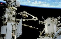 رواد فضاء روس يقومون بالسير في الفضاء على متن محطة الفضاء الدولية