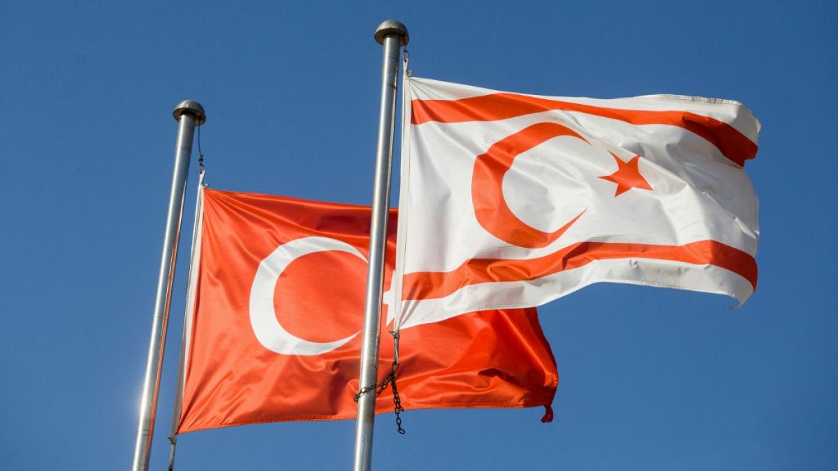 KKTC ve Türkiye bayrakları
