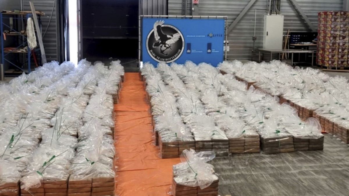 A rotterdami államügyészség által 2023. augusztus 10-én közzétett képen 8000 kg kokain látható.