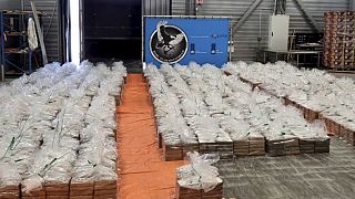 A rotterdami államügyészség által 2023. augusztus 10-én közzétett képen 8000 kg kokain látható.